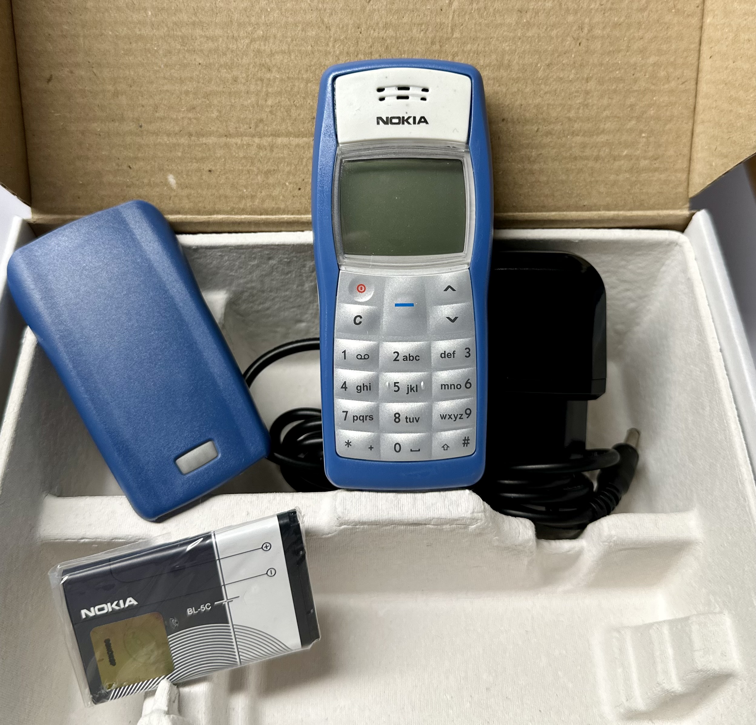 Nokia 1100 RH-18 Tasten-Handy Klein Leicht Dualband Unlocked Mobile Phone wie Neu (Blau)