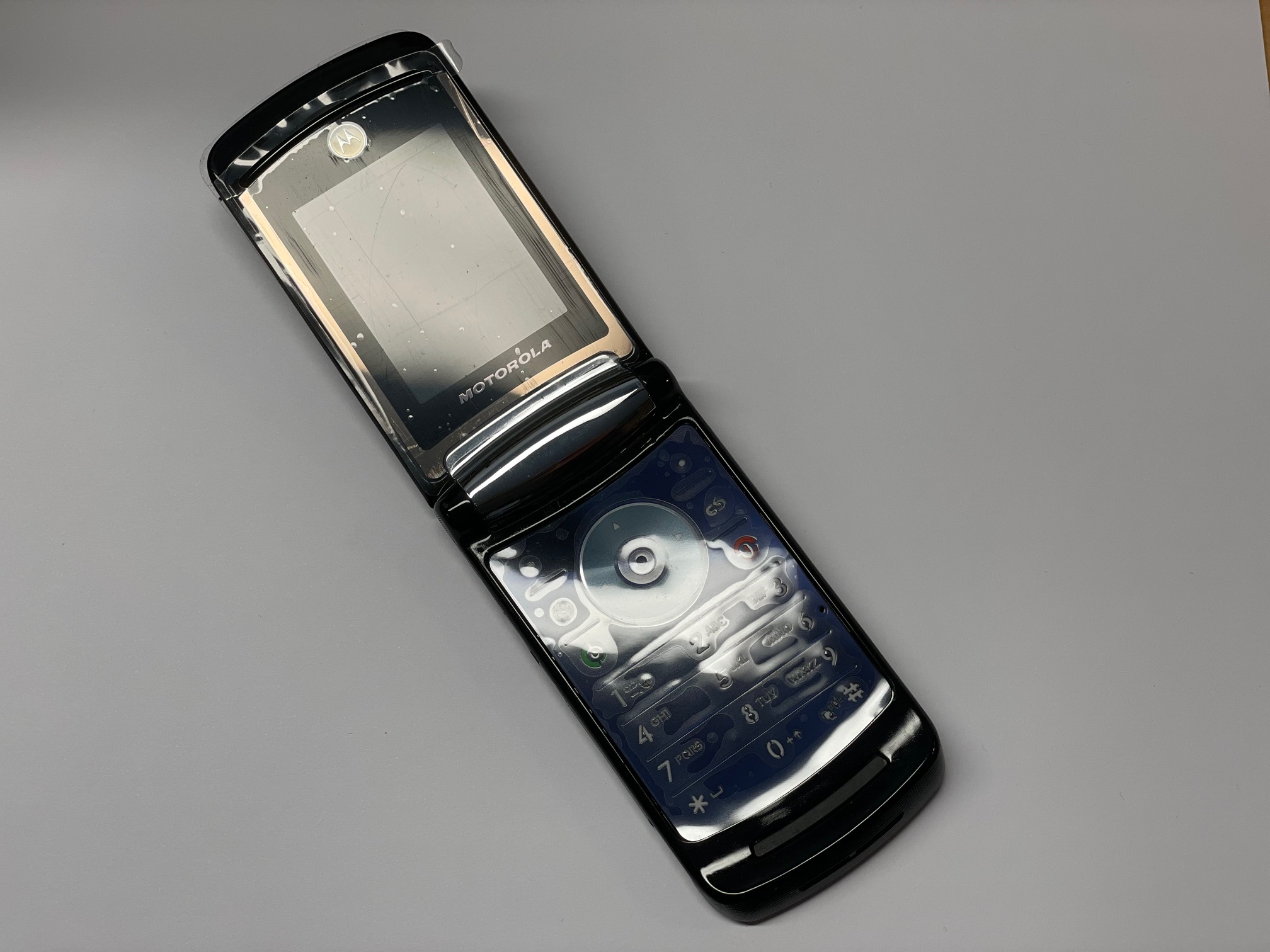 Motorola RAZR2 V8 2GB Klapp-Handy Unlocked Quad-Band Mobile Phone Kamera WAP wie Neu